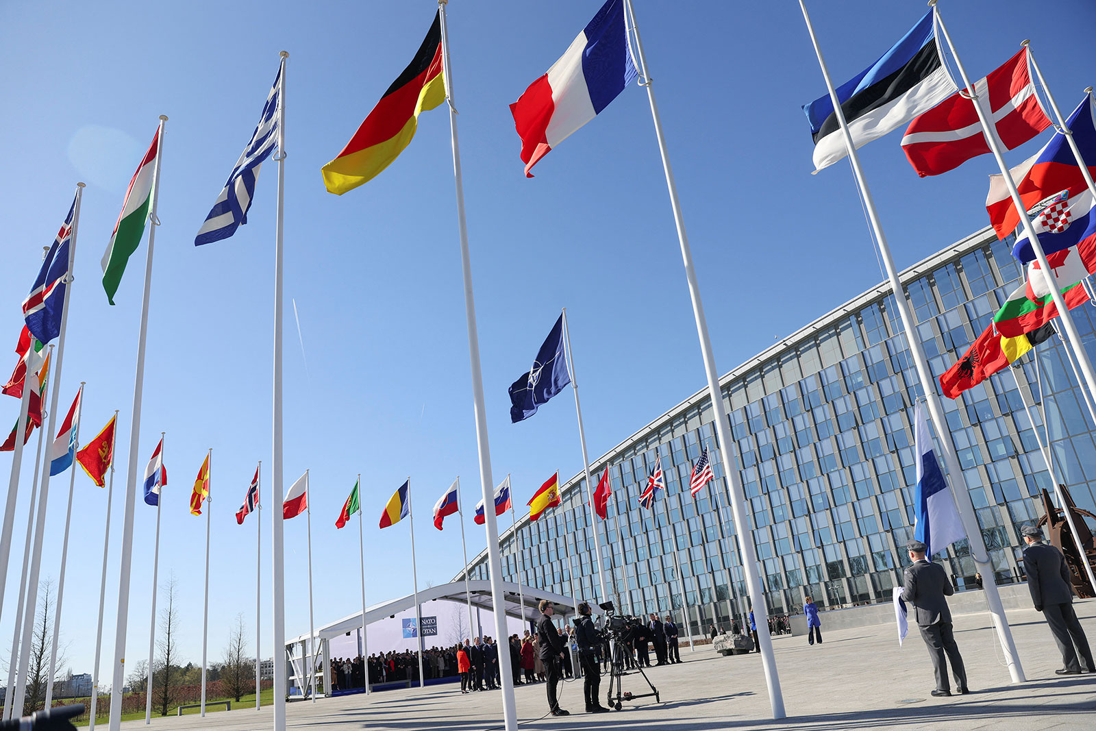 Le bandiere sventolano davanti al quartier generale della NATO a Bruxelles, in Belgio, il 4 aprile.  (Foto: Johanna Geron/Pool/Reuters/File)