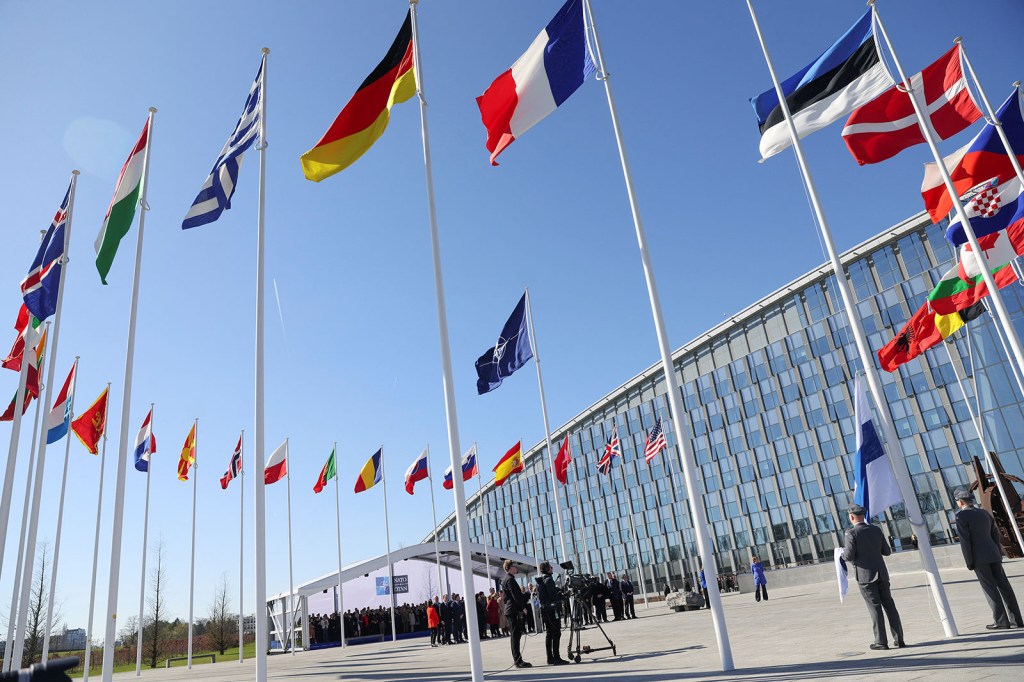 Banderas ondean frente a la sede de la OTAN en Bruselas, Bélgica, el 4 de abril. (Foto: Johanna Geron/Pool/Reuters/Archivo)