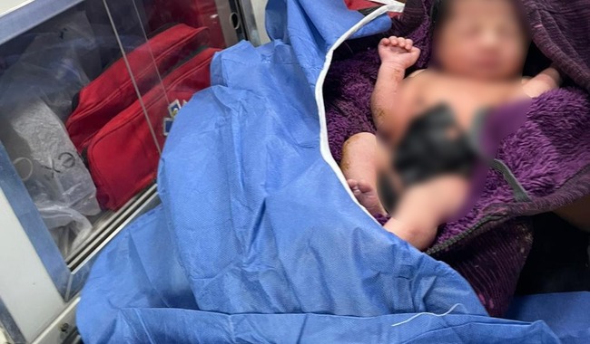 Migrantes que viajan en autobús en el sur de México ayudan a una mujer a dar a luz