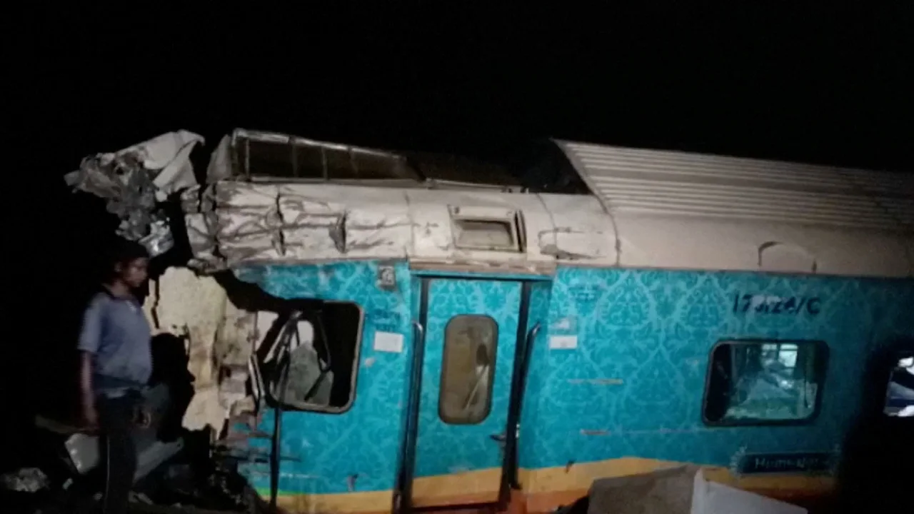 Un automóvil dañado, luego de la colisión mortal de trenes en Balasore, India, el 2 de junio de 2023.
