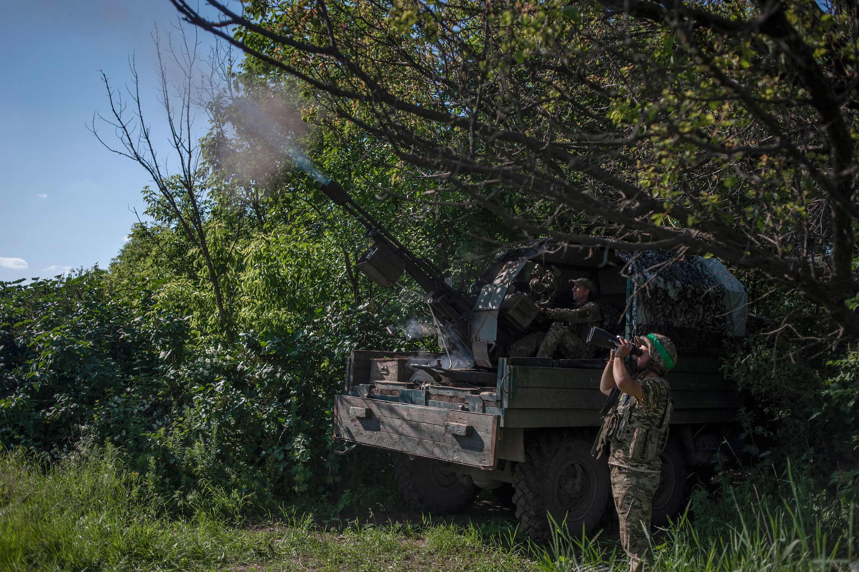 Soldados ucranianos disparan contra un objetivo aéreo ruso en la línea del frente cerca de Bakhmut, el 5 de junio de 2023 (Iryna Rybakova/AP)