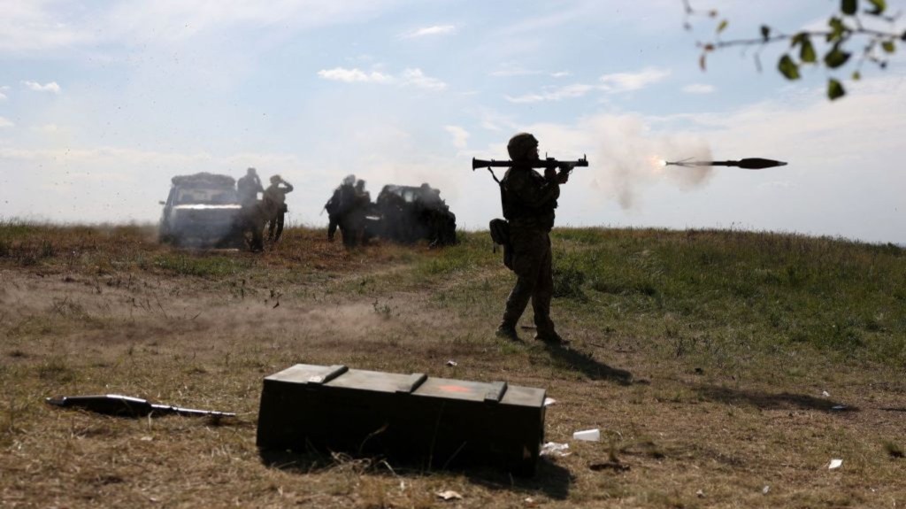 Un militar ucraniano dispara un lanzacohetes durante un ejercicio de entrenamiento militar no lejos de la línea del frente en la región de Donetsk, el 8 de junio de 2023. (Foto: ANATOLII STEPANOV/AFP vía Getty Images)