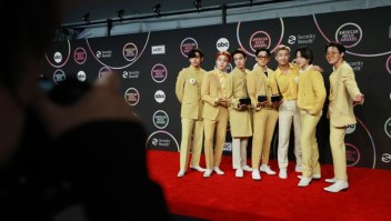 BTS ganó los tres premios a los que estaba nominado en los American Music Awards 2021 celebrados en Los Ángeles. También se convirtió en el primer grupo asiático de la historia en ganar el premio al Artista del Año. (Foto: Matt Winkelmeyer/Getty Images)