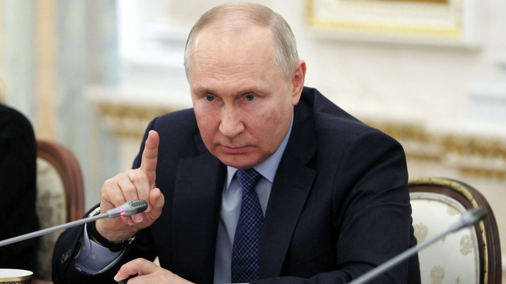 El presidente de Rusia, Vladimir Putin, regresó con corresponsales de guerra a Moscú el 13 de junio de 2023. (Foto: GAVRIIL GRIGOROV/SPUTNIK/AFP vía Getty Images)