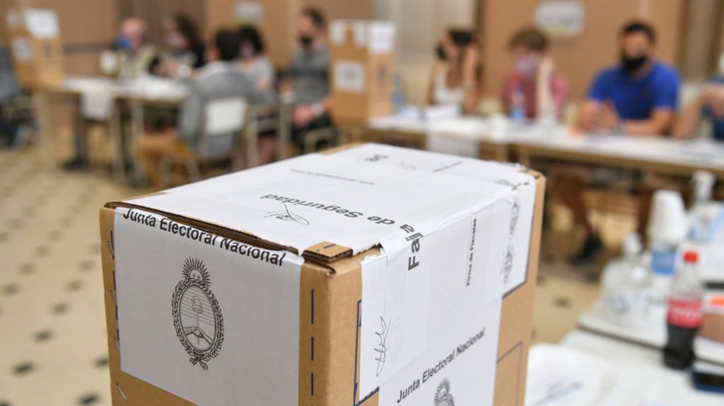 Una urna durante las elecciones de mitad de mandato en el colegio electoral de la Universidad UTN el 14 de noviembre de 2021 en Buenos Aires, Argentina. (Foto: Amilcar Orfali/Getty Images)