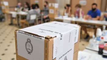 Una urna durante las elecciones de mitad de mandato en el colegio electoral de la Universidad UTN el 14 de noviembre de 2021 en Buenos Aires, Argentina. (Foto: Amilcar Orfali/Getty Images)