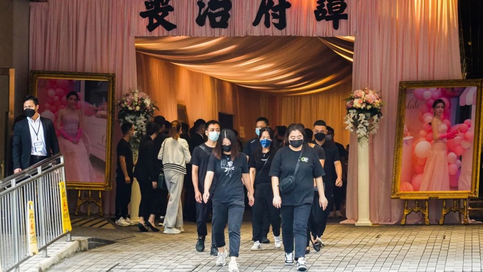 Duel personas abandonaron la sala conmemorativa durante el funeral de la modelo Abby Choi en Hong Kong el 18 de junio de 2023. (Foto: Joyce Zhou/Reuters)
