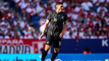 Michael Boxall, de Nueva Zelandia, durante el partido amistoso internacional entre Perú y Nueva Zelandia en el RCDE Stadium, el 5 de junio de 2022 en Barcelona, España. (Foto: Alex Caparros/Getty Images)
