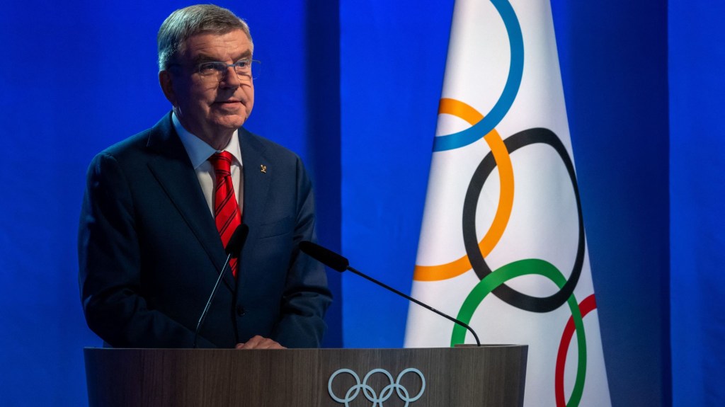 El presidente del Comité Olímpico Internacional (COI), Thomas Bach, inaugura en Lausana, el 22 de junio de 2023, una sesión híbrida extraordinaria del COI. (Foto: FABRICE COFFRINI/AFP vía Getty Images)