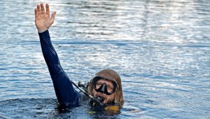 El Dr. Joseph Dituri sale a la superficie el 9 de junio tras vivir 100 días bajo el agua.