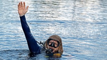 El Dr. Joseph Dituri sale a la superficie el 9 de junio tras vivir 100 días bajo el agua.