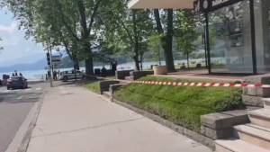 Escenario del ataque con cuchillo en un parque cercano al lago de Annecy, en Francia, este jueves por la mañana, que ha dejado múltiples heridos, entre ellos varios niños. El agresor ha sido detenido por la policía. (Foto: BFMTV)