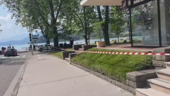 Escenario del ataque con cuchillo en un parque cercano al lago de Annecy, en Francia, este jueves por la mañana, que ha dejado múltiples heridos, entre ellos varios niños. El agresor ha sido detenido por la policía. (Foto: BFMTV)