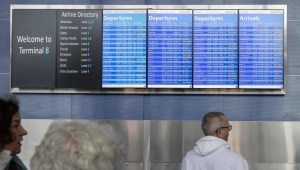 La gente observa la pantalla con las reprogramaciones en el aeropuerto Internacional John F. Kennedy el 11 de junio de 2023 (Crédito: YUKI IWAMURA/AFP via Getty Images)