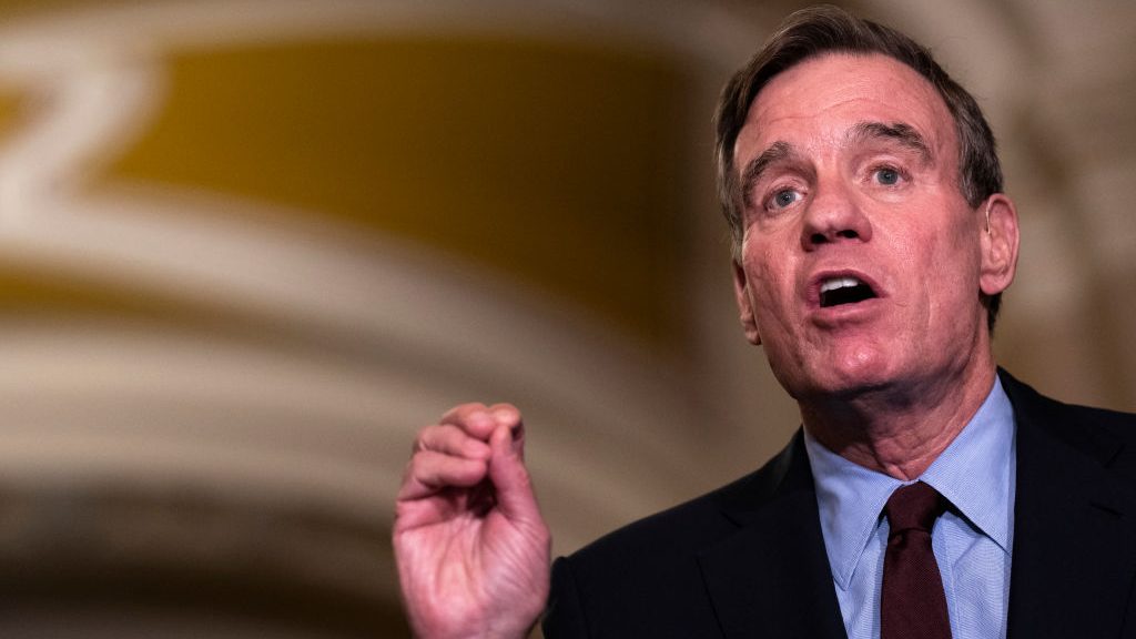 El senador demócrata, Mark Warner, el 22 de marzo de 2023 en el Capitolio. (Crédito: Drew Angerer/Getty Images)