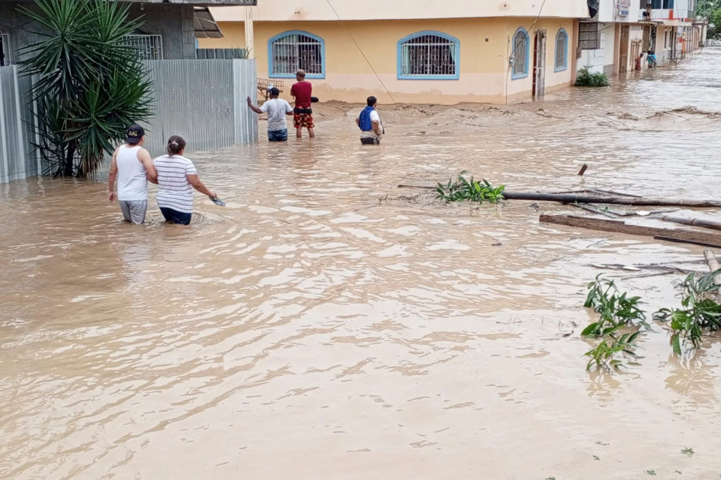 al menos 1.600 familias afectadas por inundaciones en la provincia de esmeraldas, en ecuador