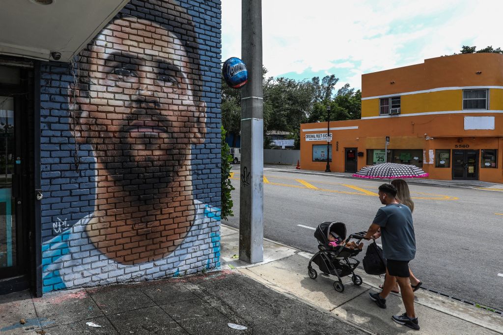 La gente pasa frente a un mural de Lionel Messi en Miami, el 7 de junio de 2023. (Crédito: GIORGIO VIERA/AFP vía Getty Images)
