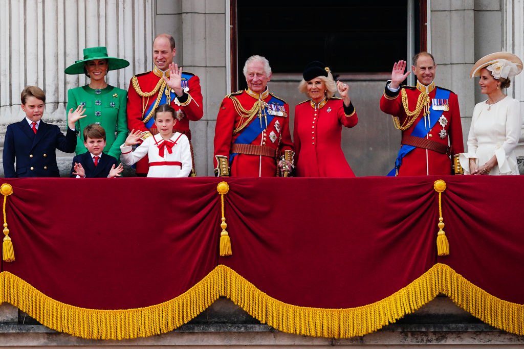 (De izquierda a derecha) El príncipe Jorge, príncipe Luis, the princess de Gales, the princess Carlota, el rey Carlos III, la reina Camila, el duque y la duquesa de Edinburgh en el balcón del Palacio de Buckingham, en Londres,el 17 de junio de 2023 (Crédito de Victoria Jones/PA Images vía Getty Images)