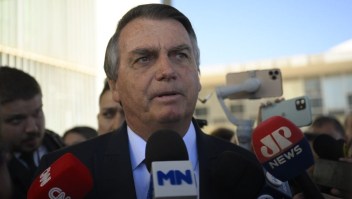 El expresidente de Brasil, Jair Bolsonaro, habla con la prensa después de salir del Senado Federal, el 21 de junio de 2023. (Crédito: Mateus Bonomi/Anadolu Agency via Getty Images)