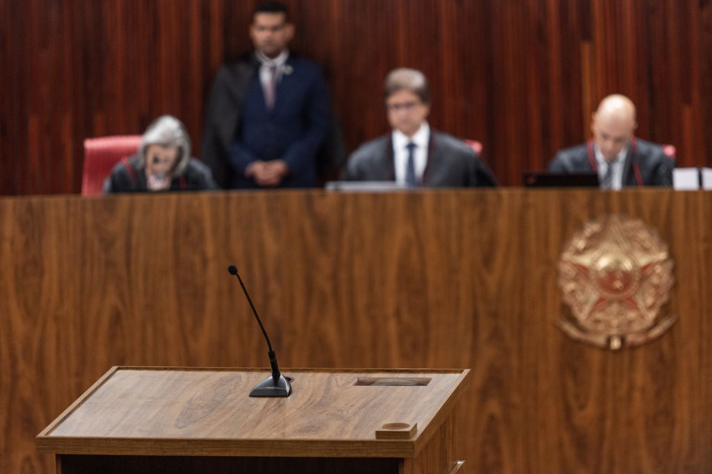 Un podio vacío en el Tribunal Superior Electoral de Brasilia, el 22 de junio de 2023. (Arthur Menescal/Bloomberg vía Getty Images)