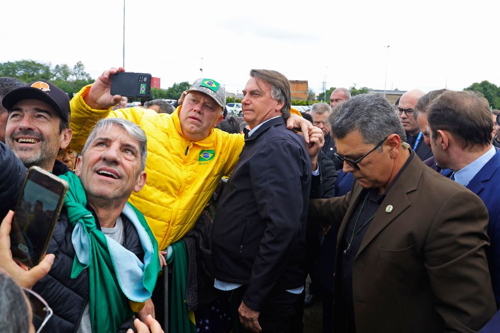 El expresidente de Brasil, Jair Bolsonaro, se toma fotos con sus seguidores en Porto Alegre, Rio Grande do Sul, Brasil, el 22 de junio de 2023 (Crédito: SILVIO AVILA/AFP vía Getty Images)