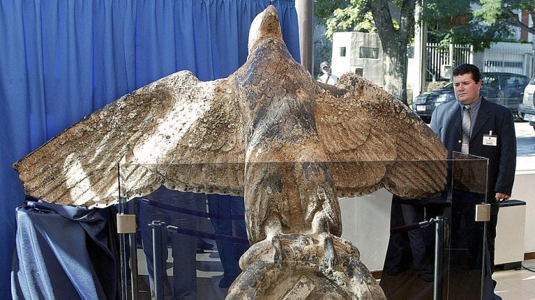Un águila nazi de bronce recuperada en Montevideo, Uruguay, en una foto de archivo de 2006. (Crédito MIGUEL ROJO/AFP via Getty Images)