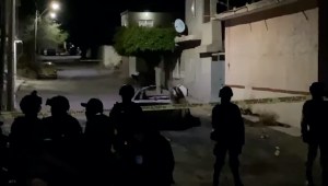 Investigan explosión de auto que dejó varios agentes de la Guardia Nacional de México heridos en Guanajuato