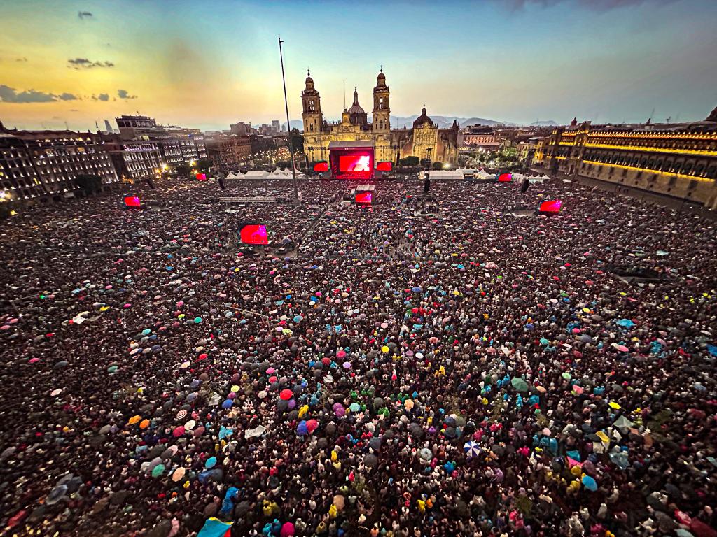 Concierto De Los Fabulosos Cadillacs Reúne A 300000 Personas En El Zócalo De Ciudad De México 3855