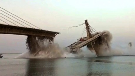 Un puente en construcción se derrumbó por segunda vez en India.