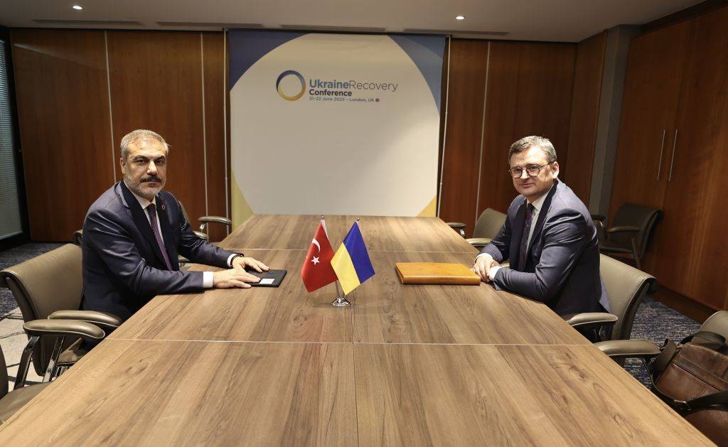 El ministro de Relaciones Exteriores de Turquía, Hakan Fidan (izquierda), se reúne con el Ministro de Relaciones Exteriores de Ucrania, Dmytro Kuleba (derecha), el 21 de junio en Londres, Reino Unido. (Foto de Murat Gok/Agencia Anadolu a través de Getty Images)