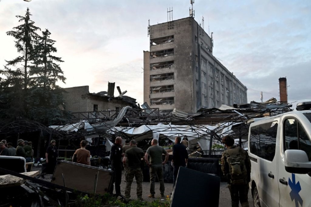 Hay al menos 9 muertos tras un ataque con misiles en Kramatorsk, Ucrania.