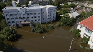 La región de Jersón, en el sur de Ucrania, sigue bajo agua tras el colapso de una represa.