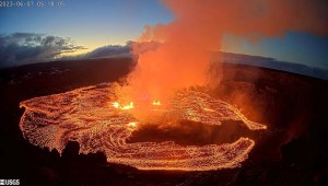 Un lago de lava se forma en Halemaʻumaʻu visto desde el borde oeste de la caldera del Kilauea durante la erupción del volcán en Hawaii, el 7 de junio de 2023, en una imagen fija del vídeo de una webcam.