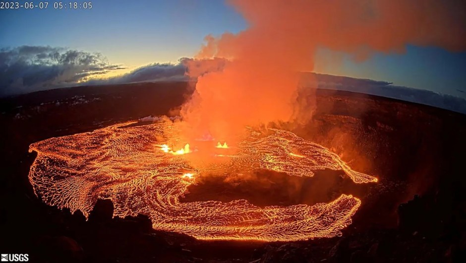 Un lago de lava se formó en Halema'uma'u como se ve desde el borde occidental de la Caldera de Kilauea durante la erupción del volcán en Hawái el 7 de junio de 2023, en una imagen fija de un video de cámara web.