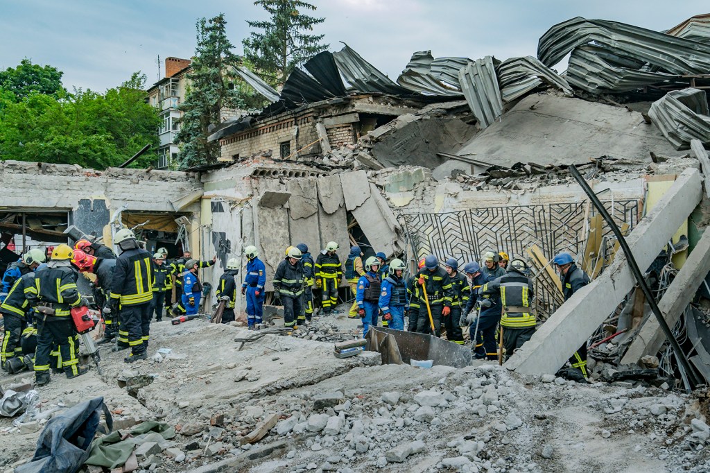 Trabajos de rescate en el centro del impacto de un misil ruso en Kramatorsk, Ucrania, el 29 de junio. (Foto: Celestino Arce/NurPhoto/Reuters)
