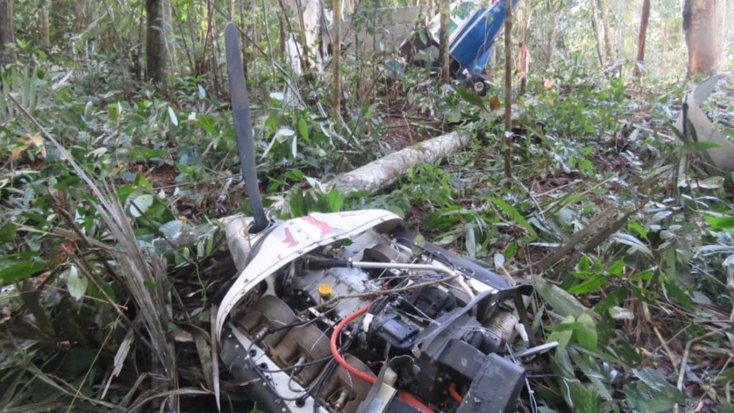 El impacto contra los árboles provocó la separación del motor y la hélice de la estructura de la aeronave, según el informe.  (Crédito: Dirección Técnica de Investigación de Accidentes)