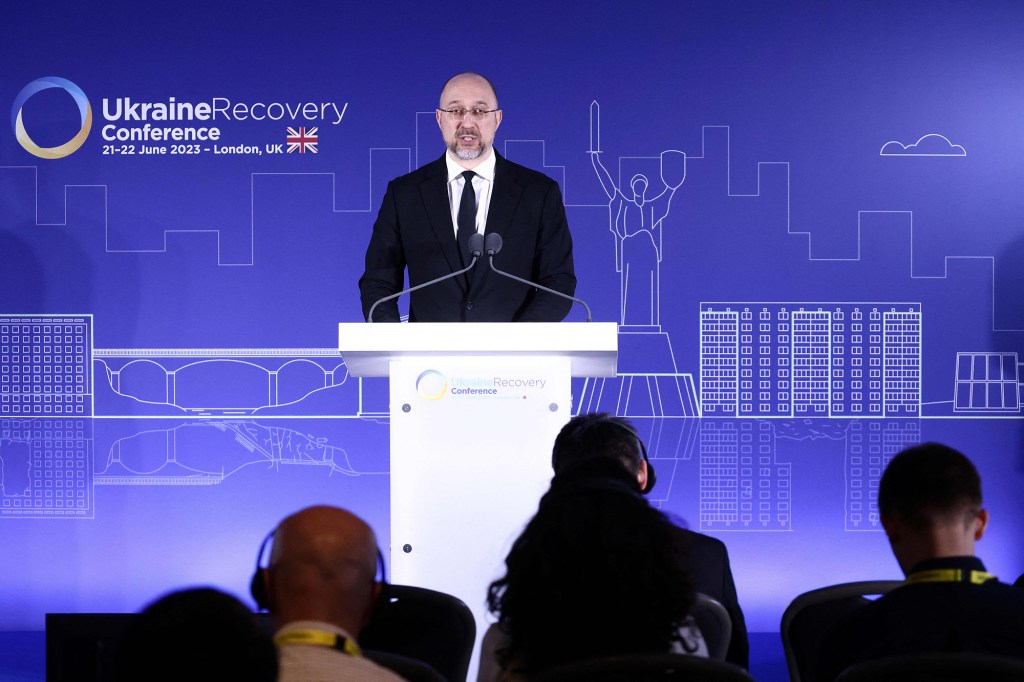 El primer ministro de Ucrania, Denys Shmyhal, ofrece una rueda de prensa durante la segunda jornada de la Conferencia sobre la Recuperación de Ucrania, celebrada en Londres, Inglaterra, el 22 de junio. (Foto: Henry Nicholls/AFP/Getty Images)