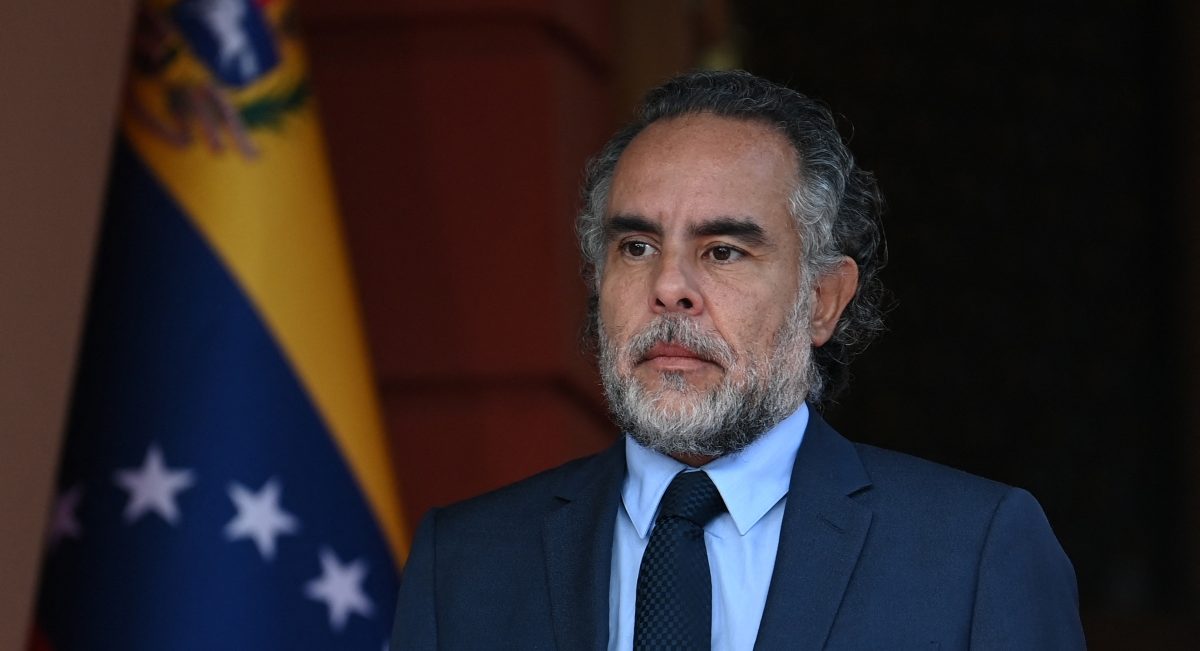 Without giving details, former Colombian ambassador to Venezuela Armando Benedetti denounced threats from “very powerful people” amid the scandal.