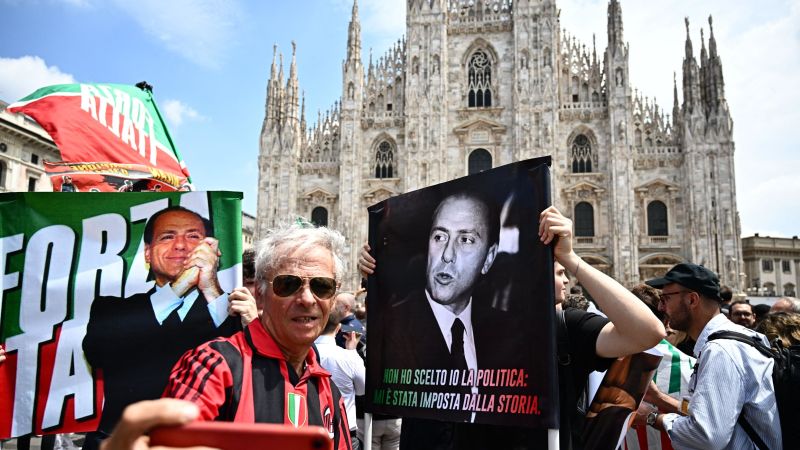 Folle di persone si sono radunate per partecipare ai funerali di stato del controverso ex primo ministro italiano Berlusconi