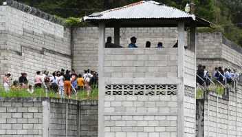 Guardias penitenciarios custodian a reclusas de la prisión del Centro Femenino de Adaptación Social (Cefas) tras un incendio provocado por una riña entre reclusas en Tamara, a unos 25 kilómetros de Tegucigalpa, Honduras, el 20 de junio de 2023. (Foto: ORLANDO SIERRA/AFP vía Getty Images)