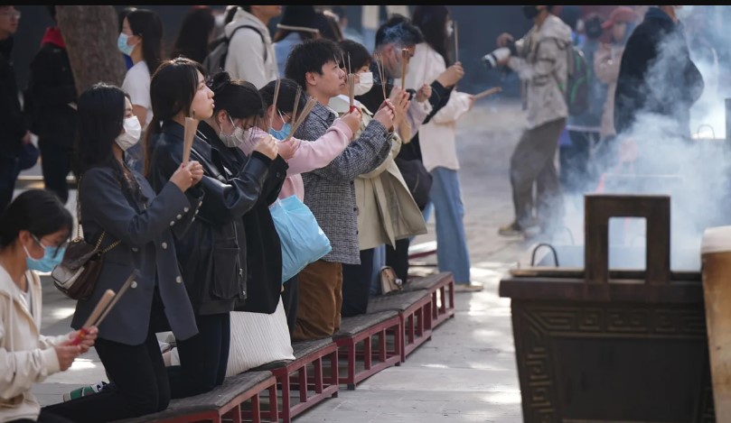 Visitantes en el templo Yonghe en abril de 2023.(Crédito: Soeren Stache/picture alliance/dpa/Getty Images).