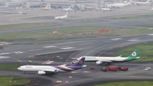 Se cree que aviones de Thai Airways y Eva Air colisionaron en la pista del aeropuerto internacional de Haneda, en Tokio, el 10 de junio de 2023. (Crédito: Kenichi Matsuda/The Yomiuri Shimbun/AP)
