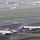 Se cree que aviones de Thai Airways y Eva Air colisionaron en la pista del aeropuerto internacional de Haneda, en Tokio, el 10 de junio de 2023. (Crédito: Kenichi Matsuda/The Yomiuri Shimbun/AP)