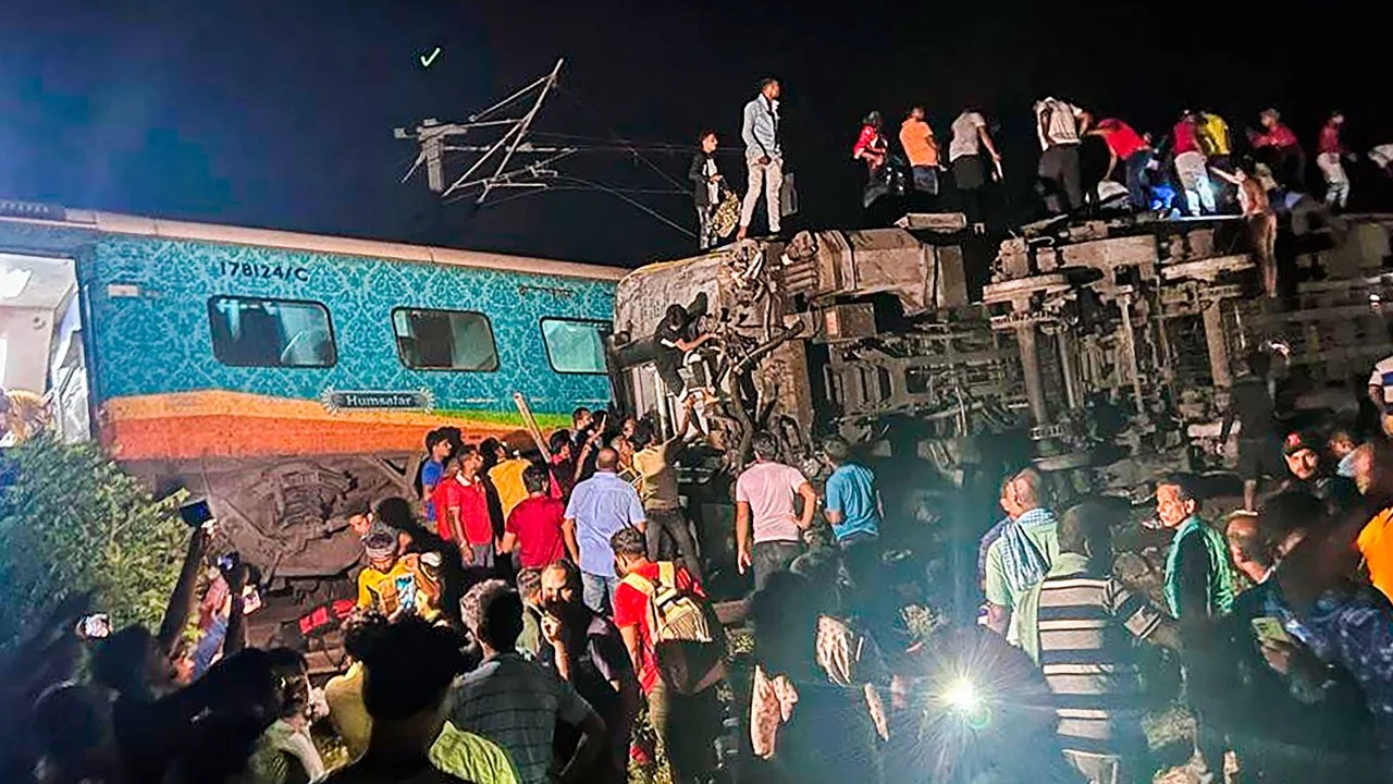 Más de 280 muertos y 1.000 heridos en triple choque de trenes en la India