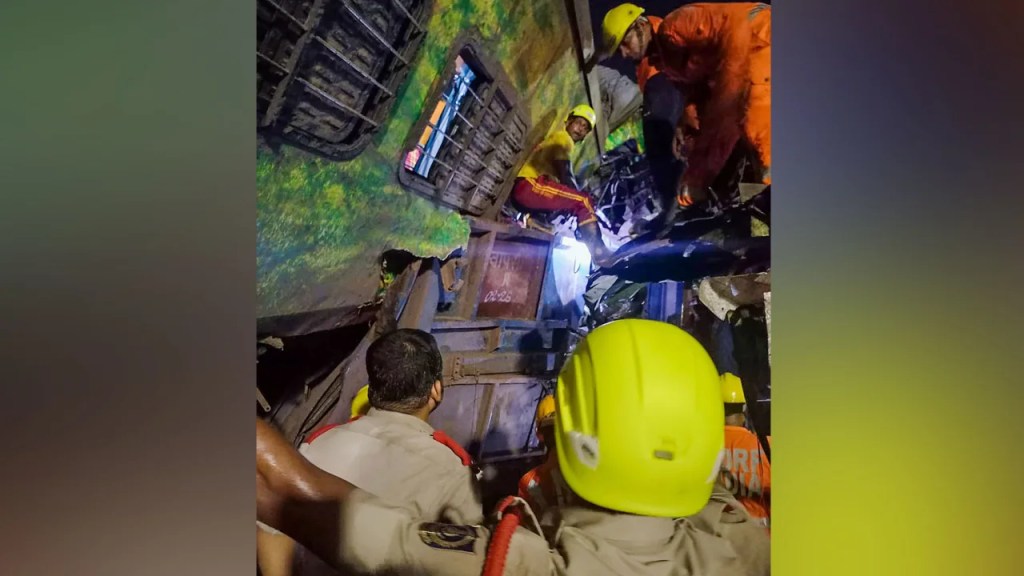 Tim penyelamat bergegas mencari orang-orang di kereta komuter yang tergelincir di Balasore pada 2 Juni 2023 (Press Trust of India/AP)