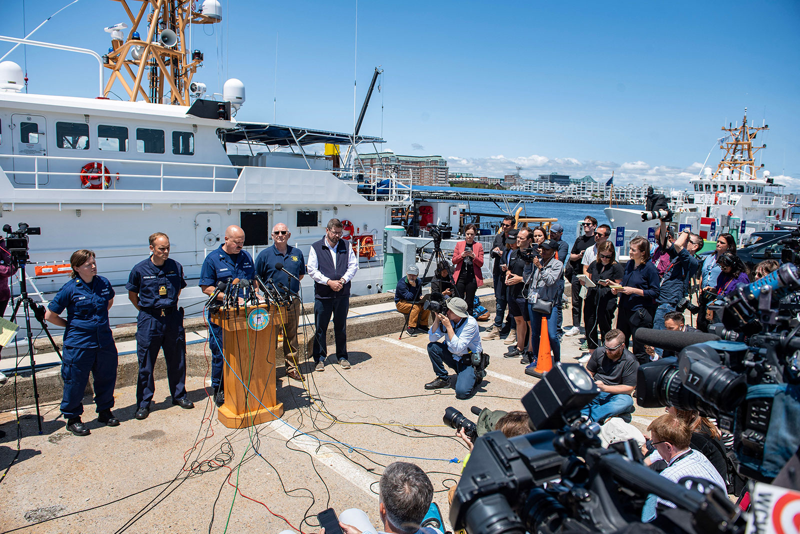 Conferencia de prensa de la Guardia Costera celebrada este miércoles, desde Boston, Massachusetts. (Crédito: JOSEPH PREZIOSO/AFP via Getty Images)