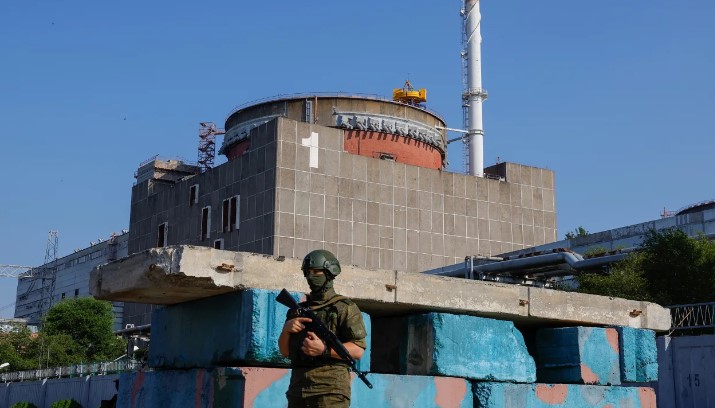 Un miembro del servicio ruso monta guardia en un puesto de control cerca de la central nuclear de Zaporiyia el 15 de junio.(Crédito: Alexander Ermochenko/Reuters)