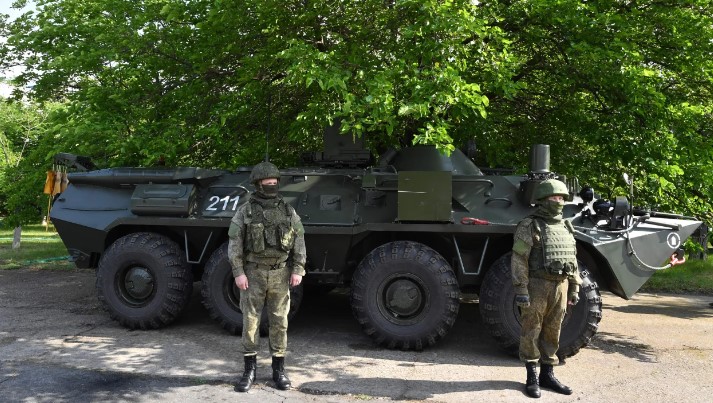 Militares rusos montan guardia cerca de la central nuclear de Zaporiyia, controlada por Rusia, en el sur de Ucrania, el 15 de junio. (Crédito: Olga Maltseva/AFP/Getty Images)
