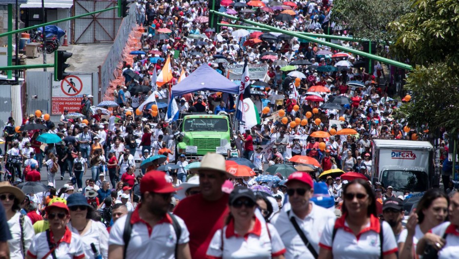 Personas se manifiestan en San José el 20 de junio de 2023 contra los recortes en el presupuesto educativo anunciados por el Gobierno de Costa Rica. (Foto: EZEQUIEL BECERRA/AFP vía Getty Images)