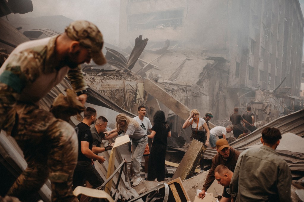 Este martes se iniciaron las labores de búsqueda y rescate tras el impacto de un misil ruso en un restaurante de Kramatorsk, Ucrania. (Foto: Wojciech Grzedzinski/Anadolu Agency/Getty Images)
